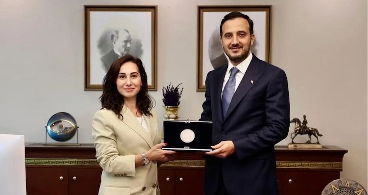 AKP’ye geçen Özlem Vural Gürzel, Atatürk’ün o tablosunu kaldırdı