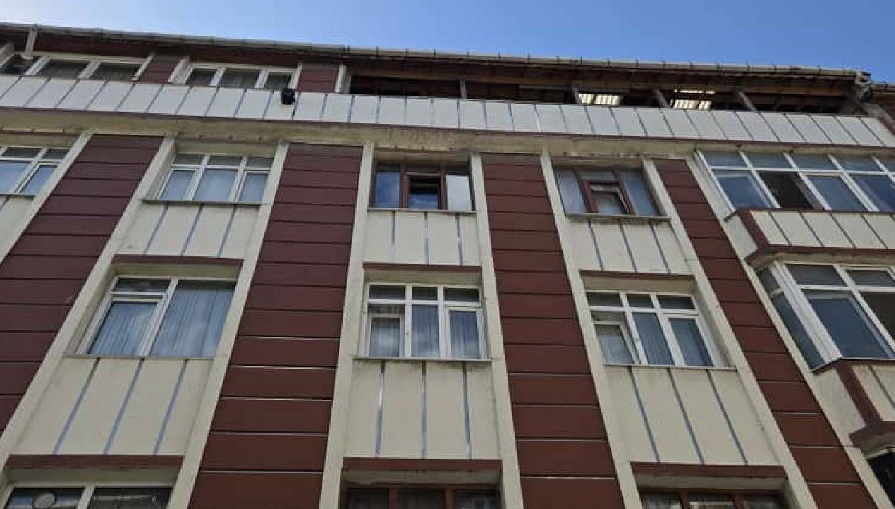 İstanbul’da dehşet: Babasını boğazını keserek öldürdü
