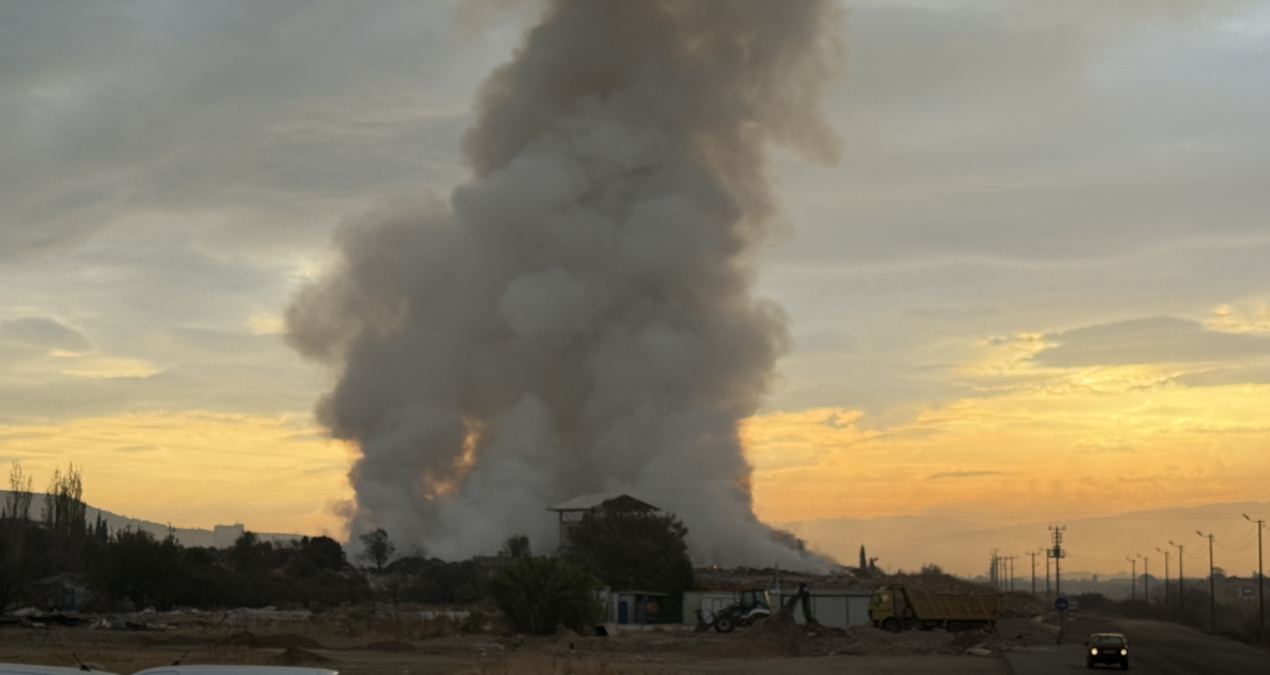 İzmir’de çöp aktarma noktasında yangın çıktı