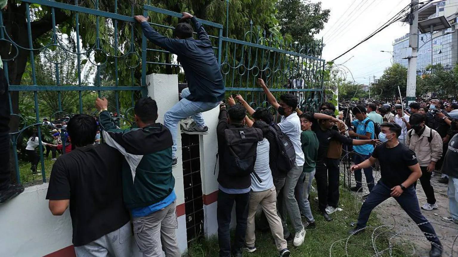 Nepal’de sosyal medya yasağı can aldı: Çıkan protestolarda 13 kişi öldü