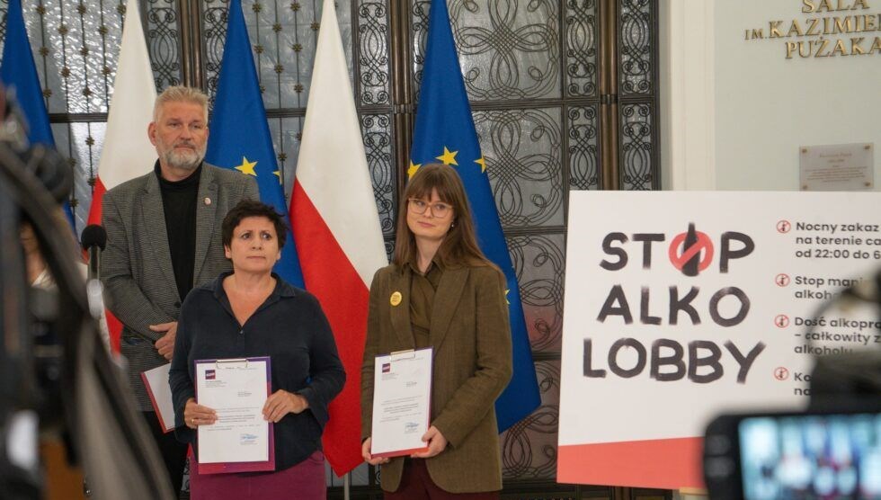 Polonya’da Sol Parti’den ülke çapında alkol yasağı önerisi: “Çevreyi kirletiyorlar”
