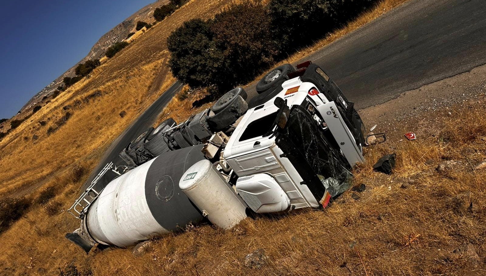 Tunceli’de beton mikseri ve TIR devrildi