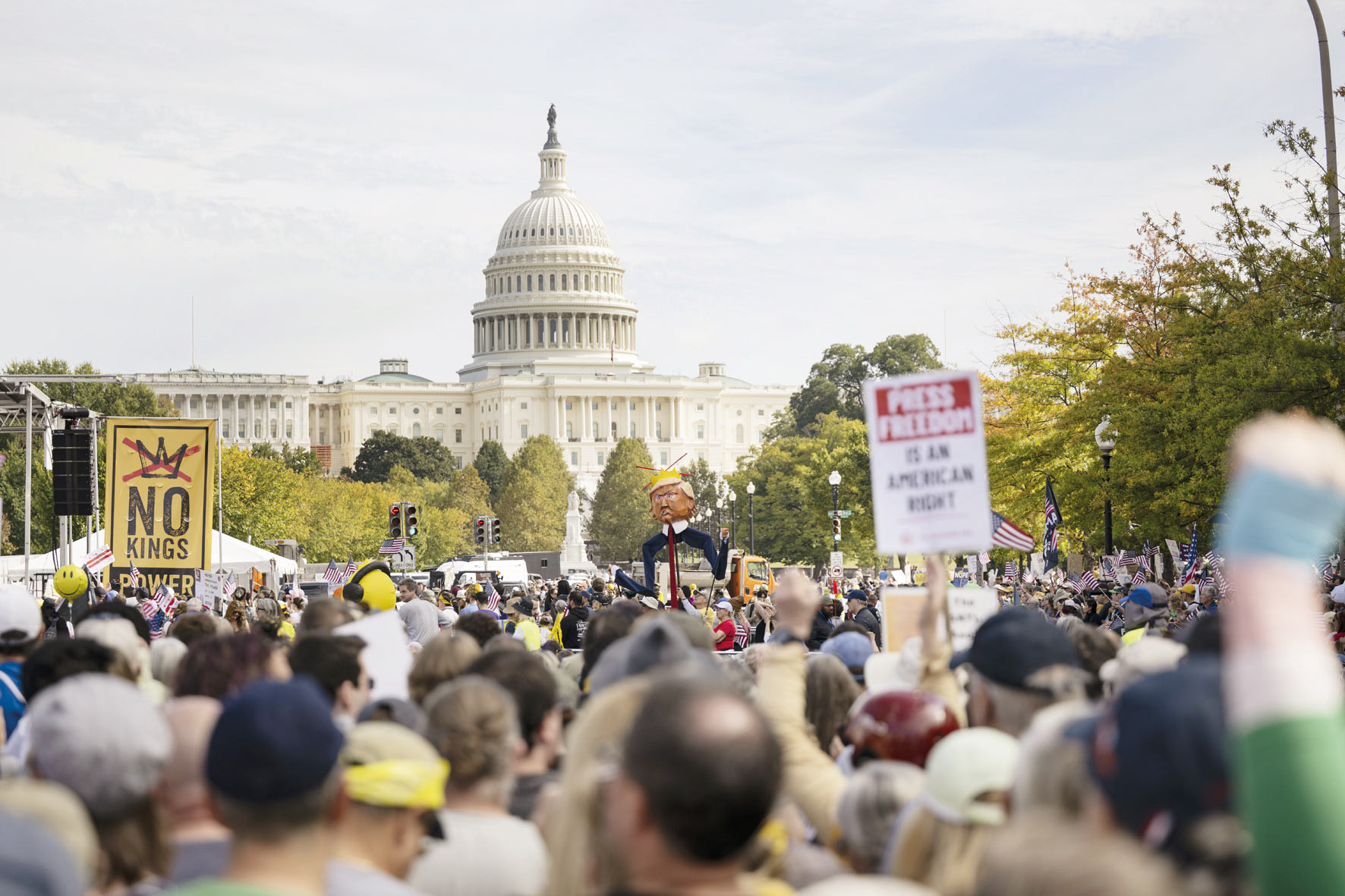 ABD’de ‘Krallara Hayır’ protestosu… Trump karşıtları sokağa döküldü