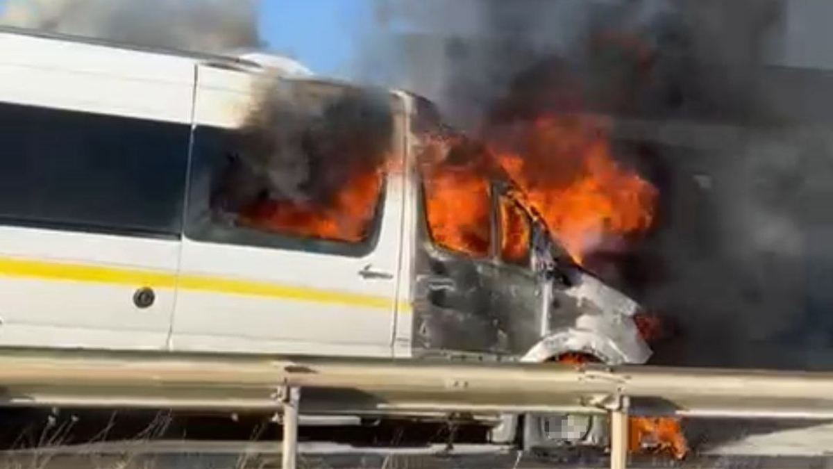 Adana’da seyir halindeki öğrenci servisinde yangın