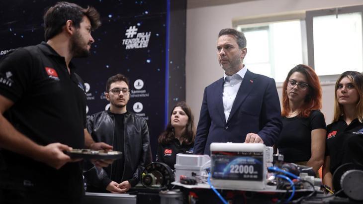 Bakan Bayraktar, Samsun’da öğrencilerle bir araya geldi