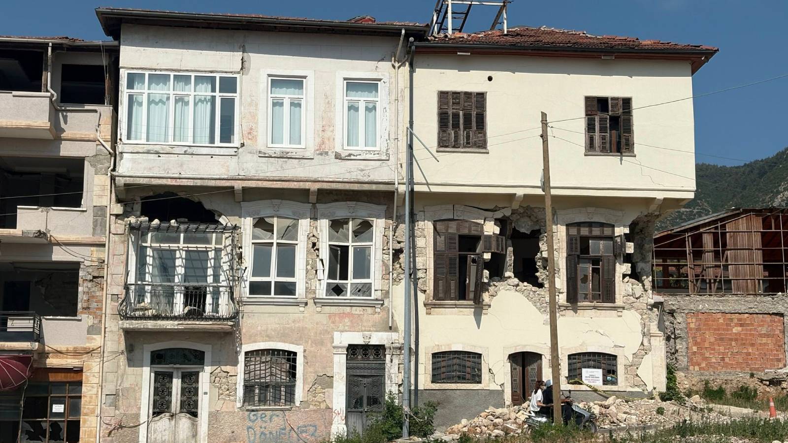Bakan Kurum’dan Hatay paylaşımı: Küllerinden doğdu, göz kamaştırıyor