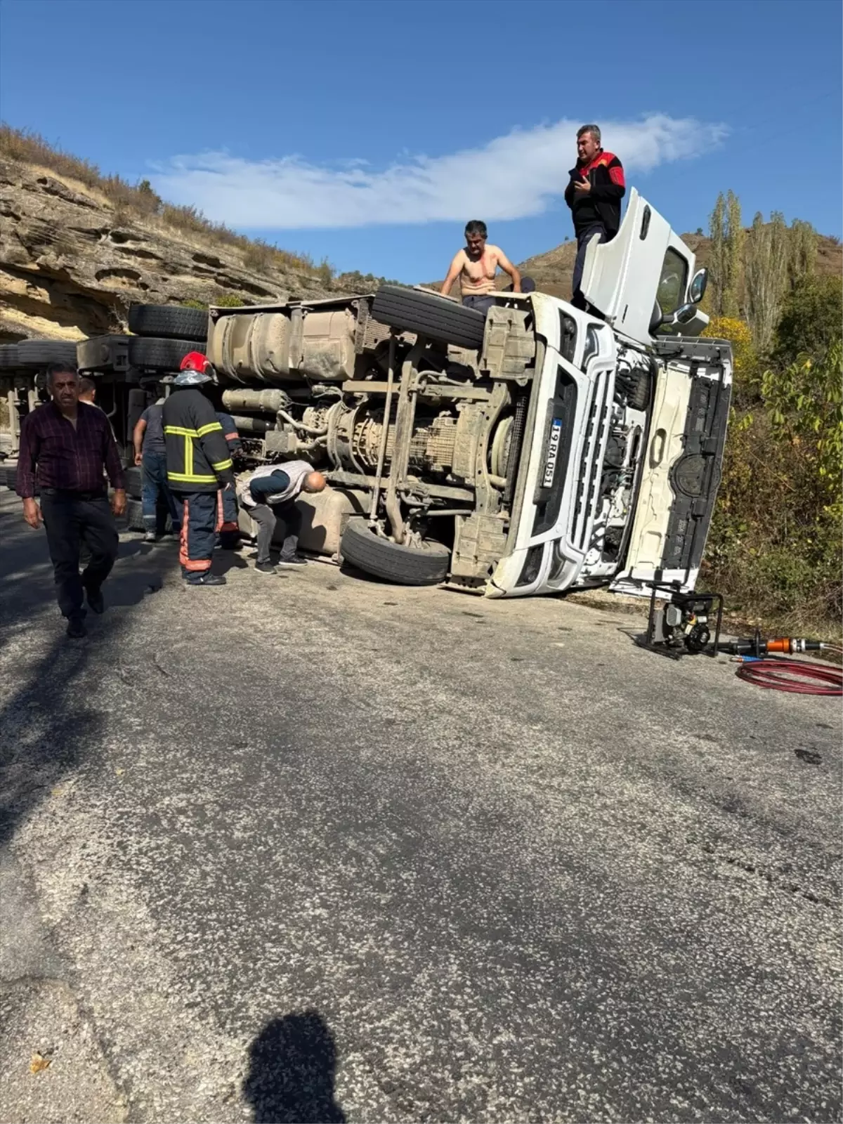 Bayat’ta Tomruk Yüklü Kamyon Devrildi