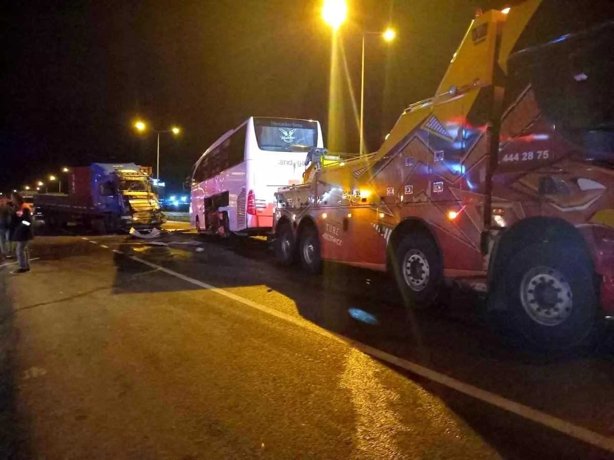 Bilecik’te Yolcu Otobüsü ile Tır Çarpıştı: 20 Yaralı