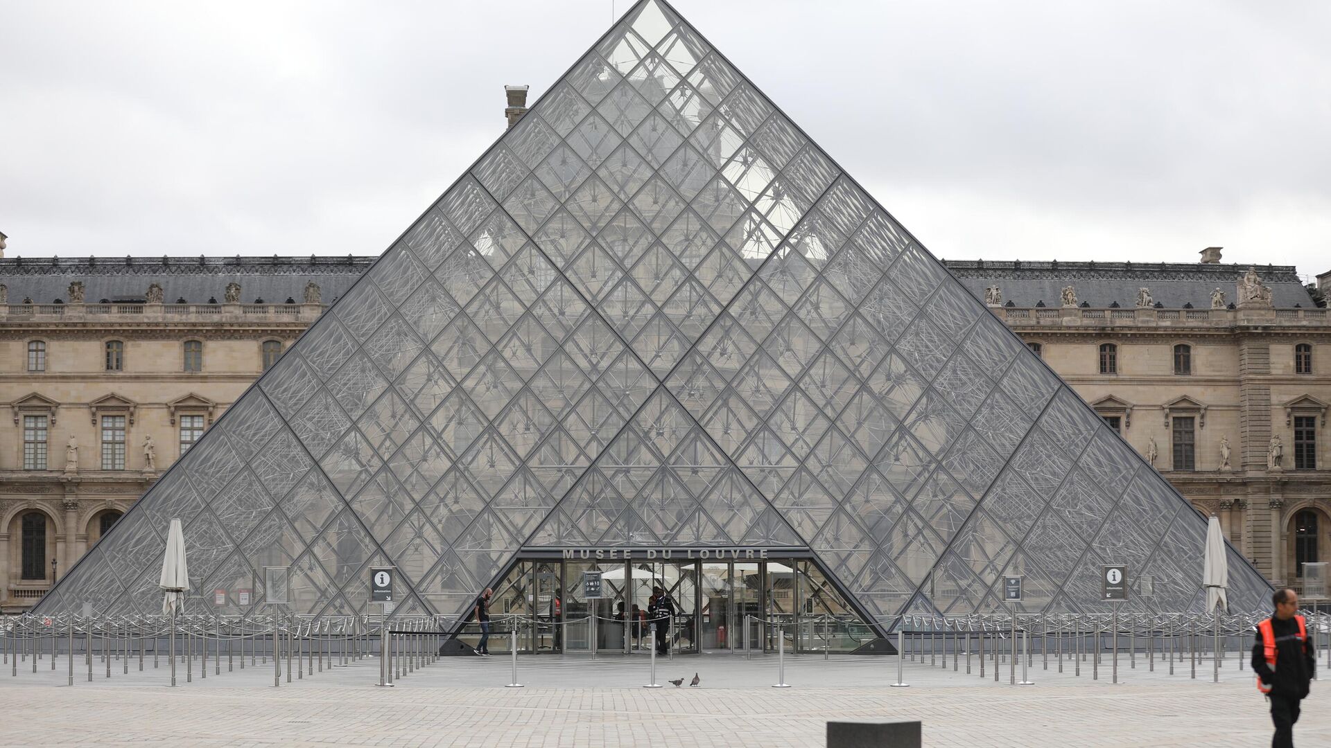 Louvre Müzesi’ndeki 88 milyon euroluk soygunda hırsızların kaçış anın kameralara yakalandığı ortaya çıktı