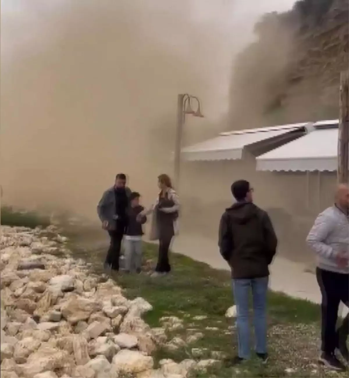 Silivri’de Toprak Kayması: Kaya Parçaları Çay Bahçesine Düştü