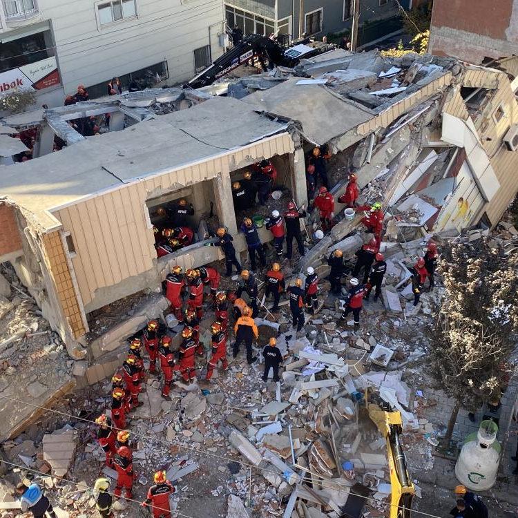 Enkaz altındaki aile