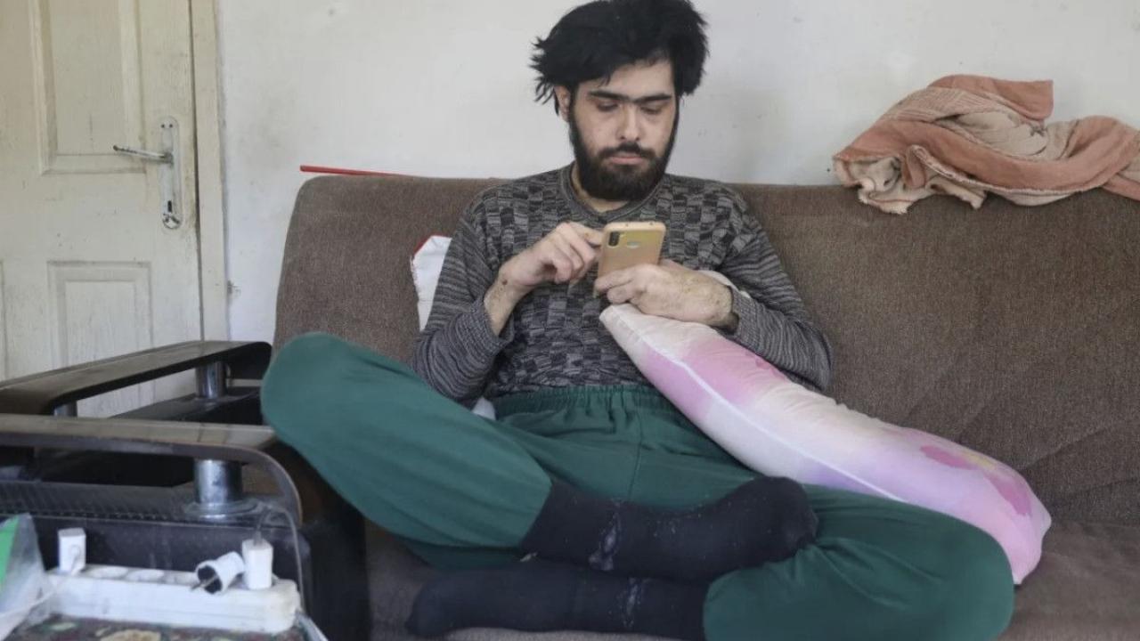 Hatay’da yıllardır dışarı çıkmayan Barış, arkadaşının nişanına katıldı