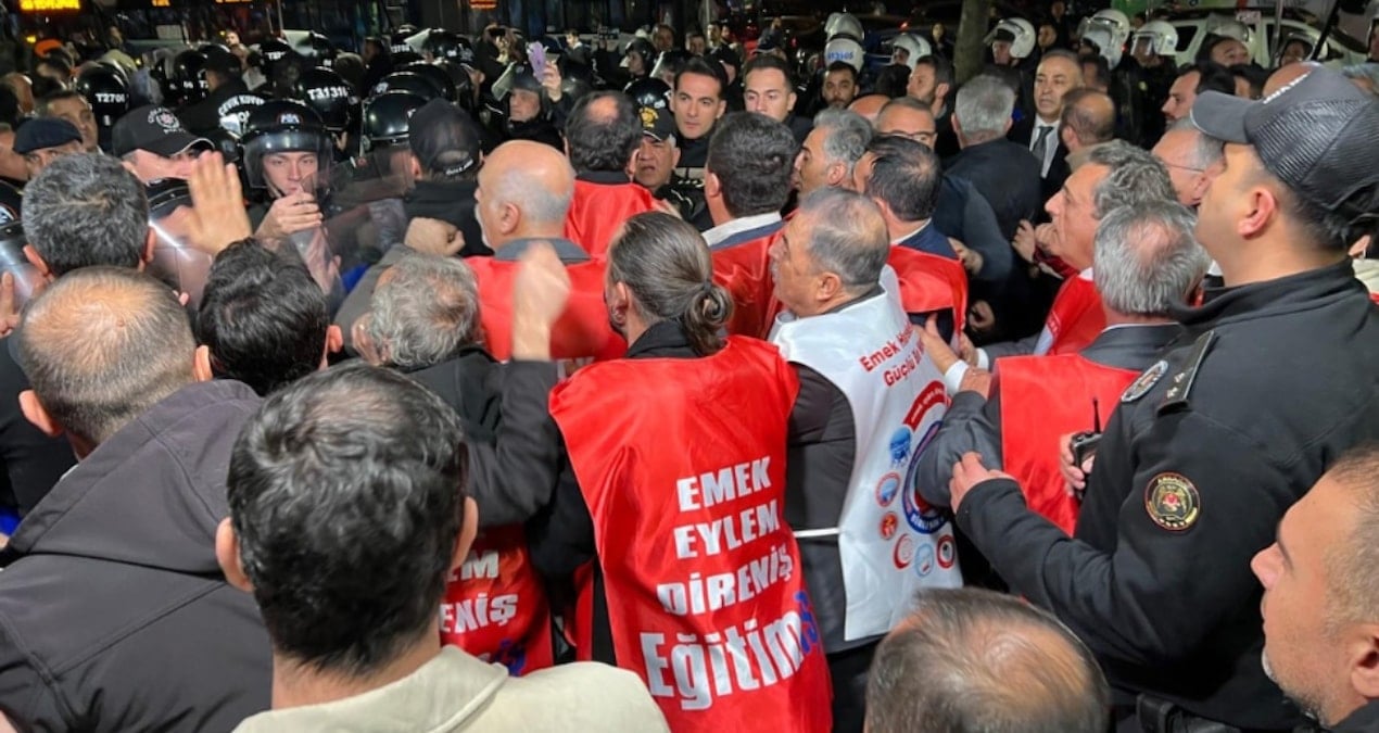 Hutbede övdüler dışarıda dövdüler