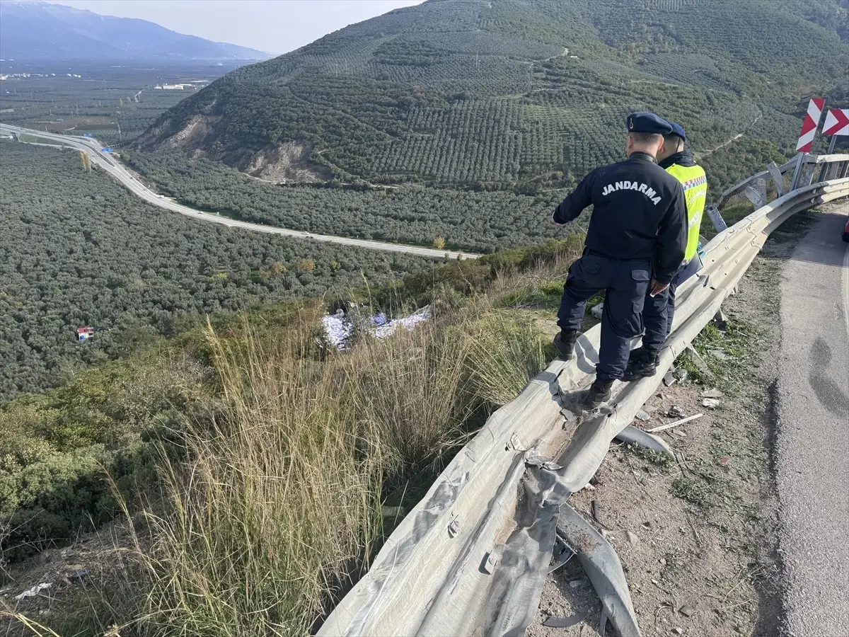 İznik’te Kağıt Yüklü Kamyon Devrildi: 2 Ölü