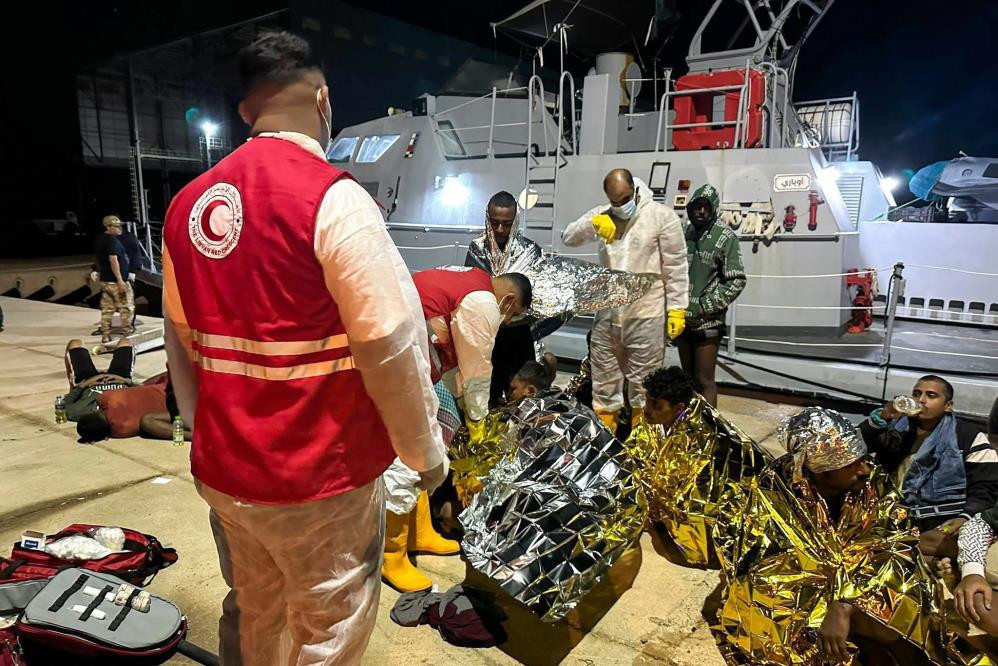 Libya açıklarında 95 göçmeni taşıyan iki tekne alabora oldu: 4 ölü