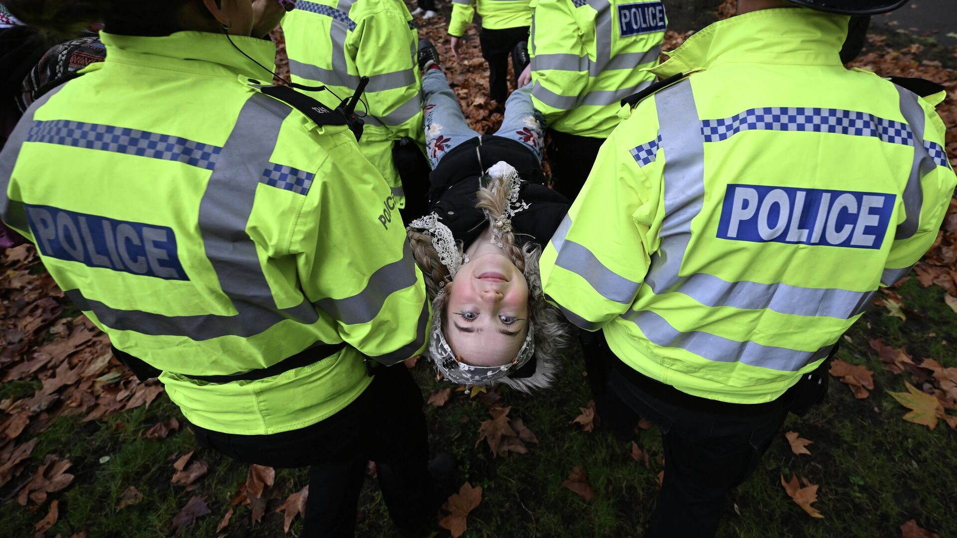 Londra’da ‘Palestine Action’a destek eylemi: Polis müdahale etti, onlarca gözaltı