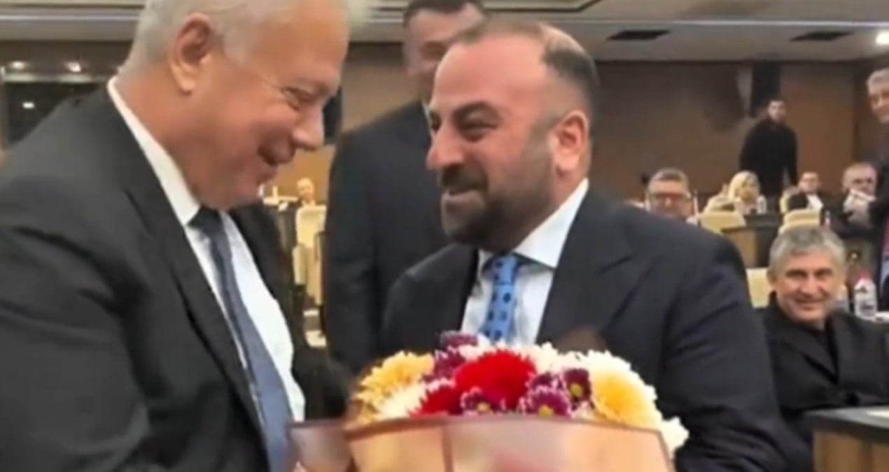 AKP’li Kara, CHP’li Zorlu’ya çiçek verdi