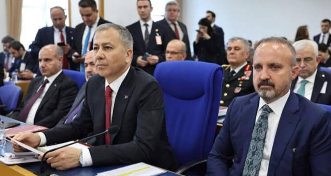 Bakan cenazeye giderken yardımcısını uçağına almadı