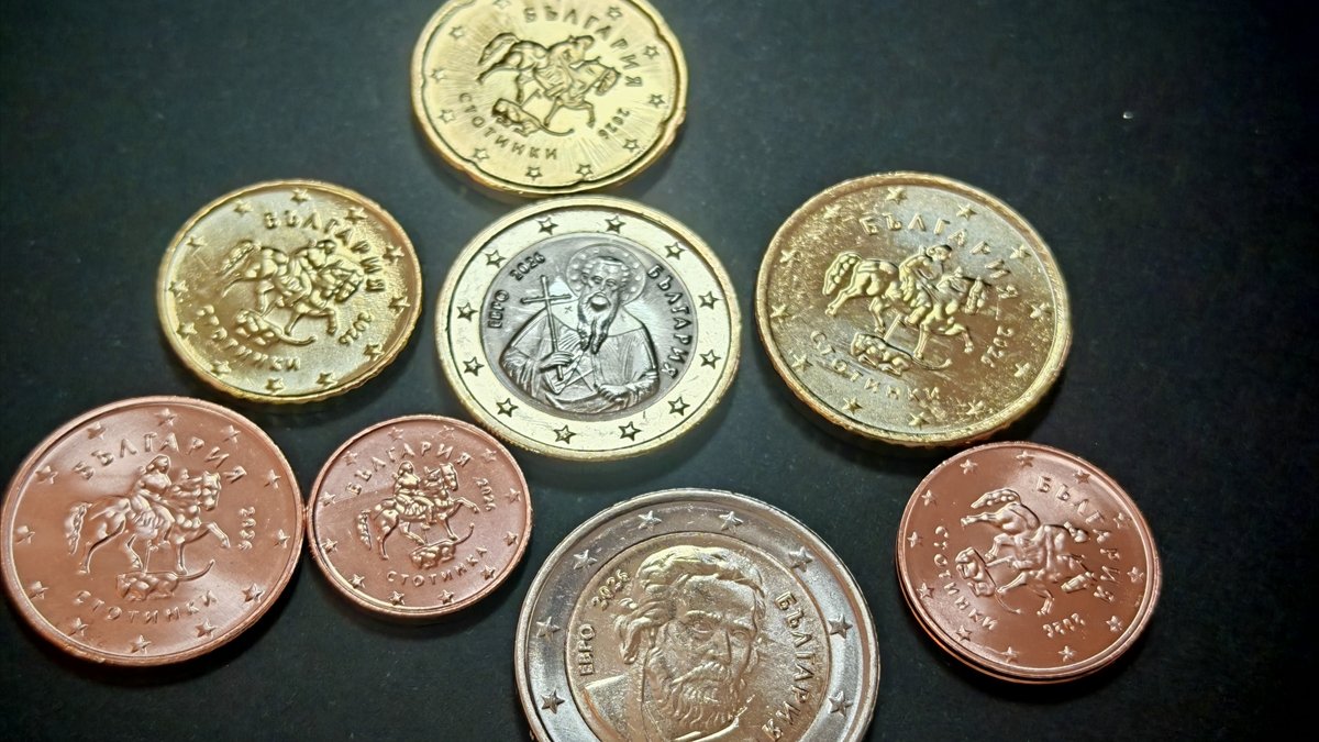 Bulgaristan’da ilk yerel euro örneklerini almak için kuyruk oldular