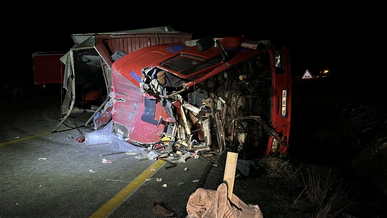 Çorum’da feci kaza! Yol kenarına devrildi