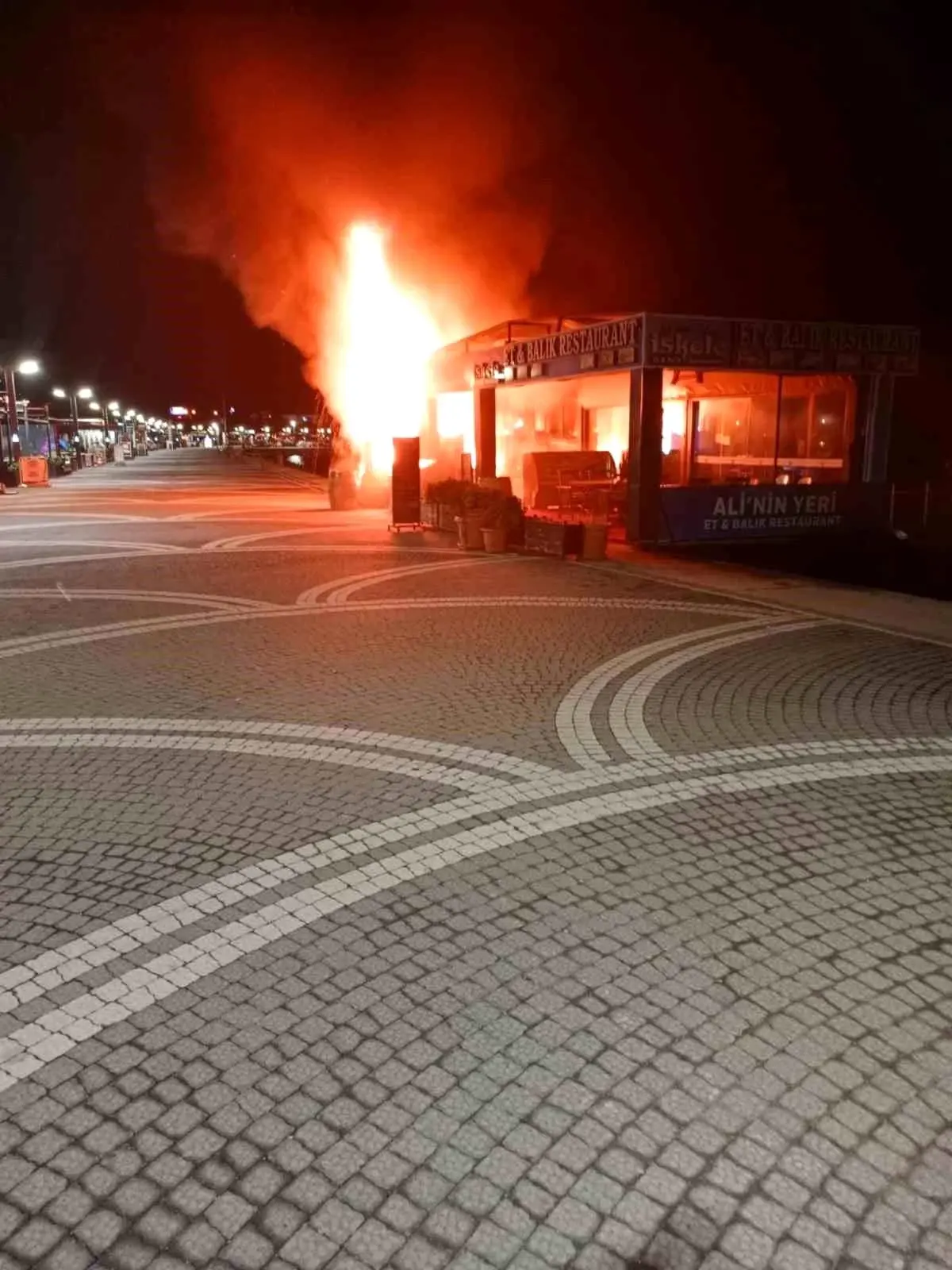 Edremit’te iş yerinde çıkan yangın itfaiye ekiplerince söndürüldü