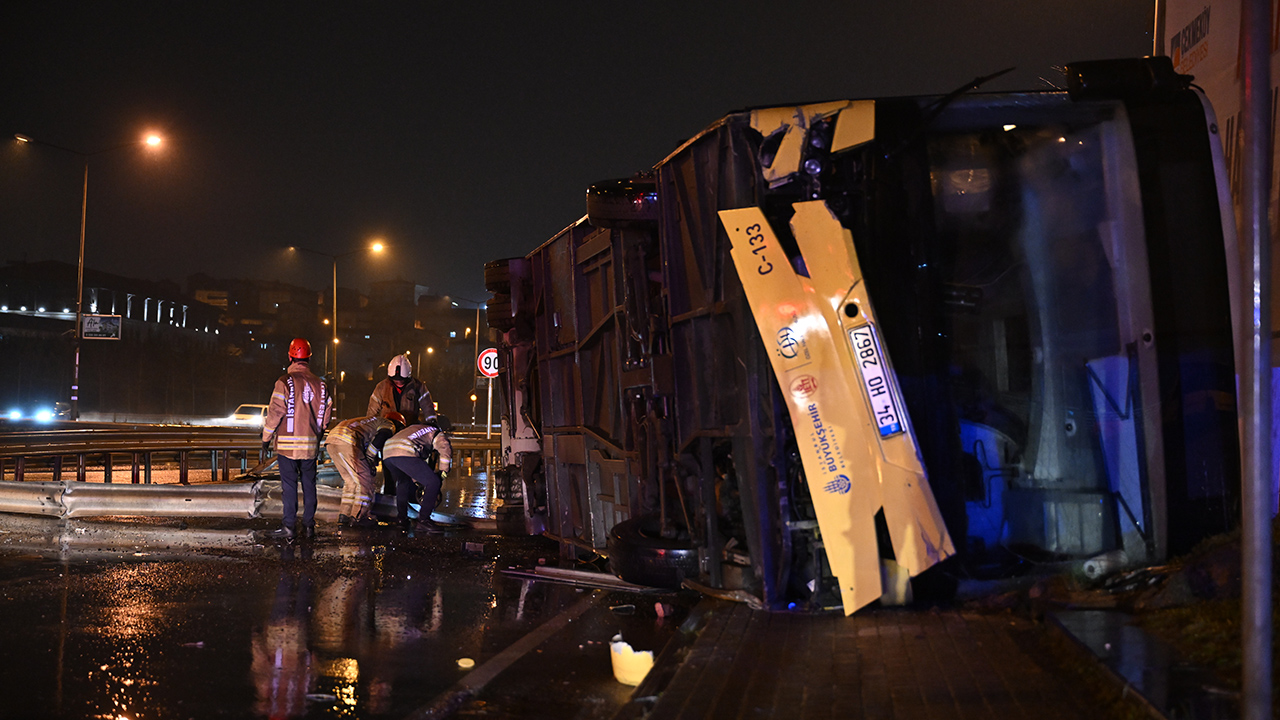İstanbul’da özel halk otobüsü devrildi