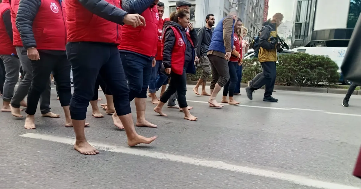 İzmir’de çıplak ayaklı protesto!