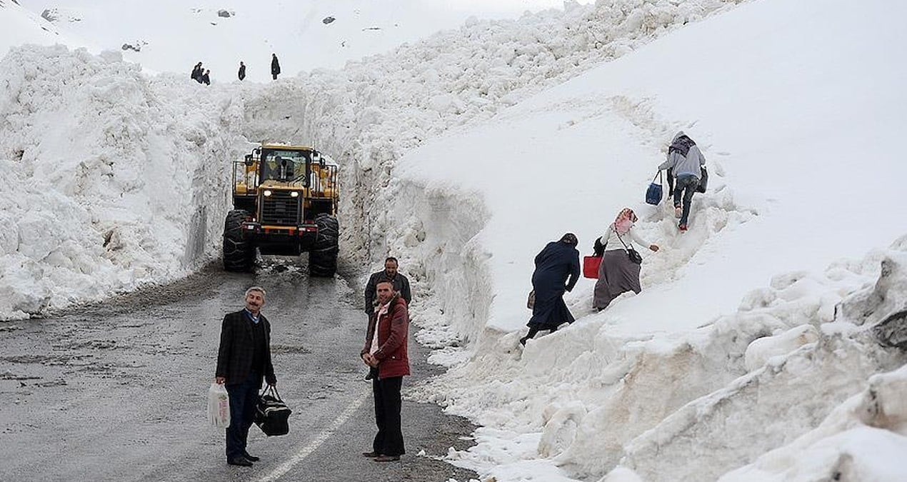 Karabet Geçidi yoğun kar nedeniyle ulaşıma kapatıldı