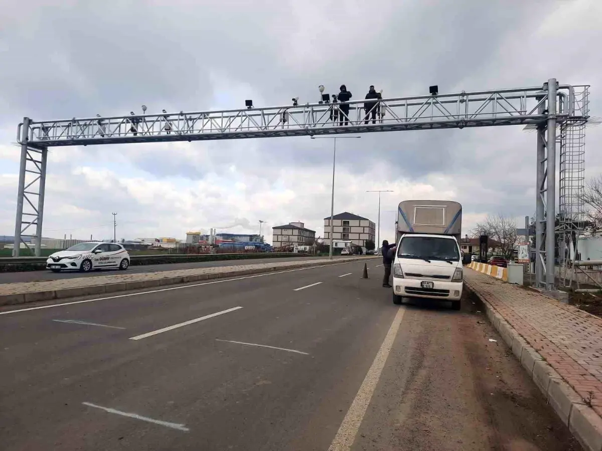 Kazada zarar gören otoyol plaka tanıma sistemi direği yenilendi