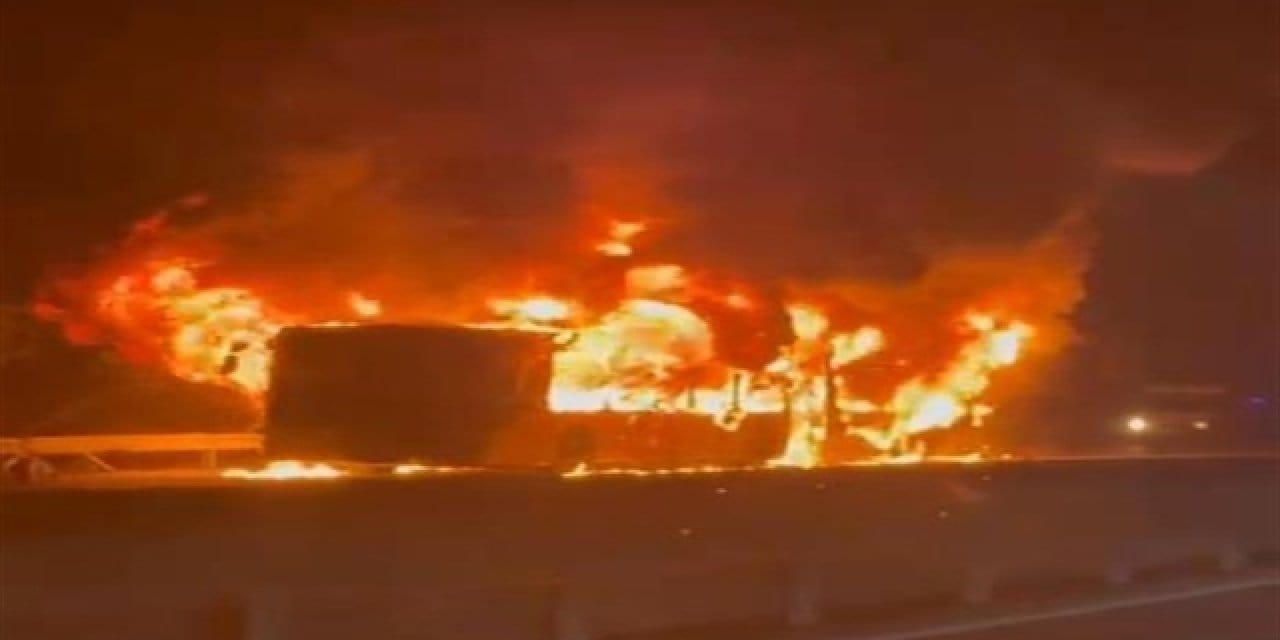 Otobüs alev alev yandı: Kullanılamaz hale geldi