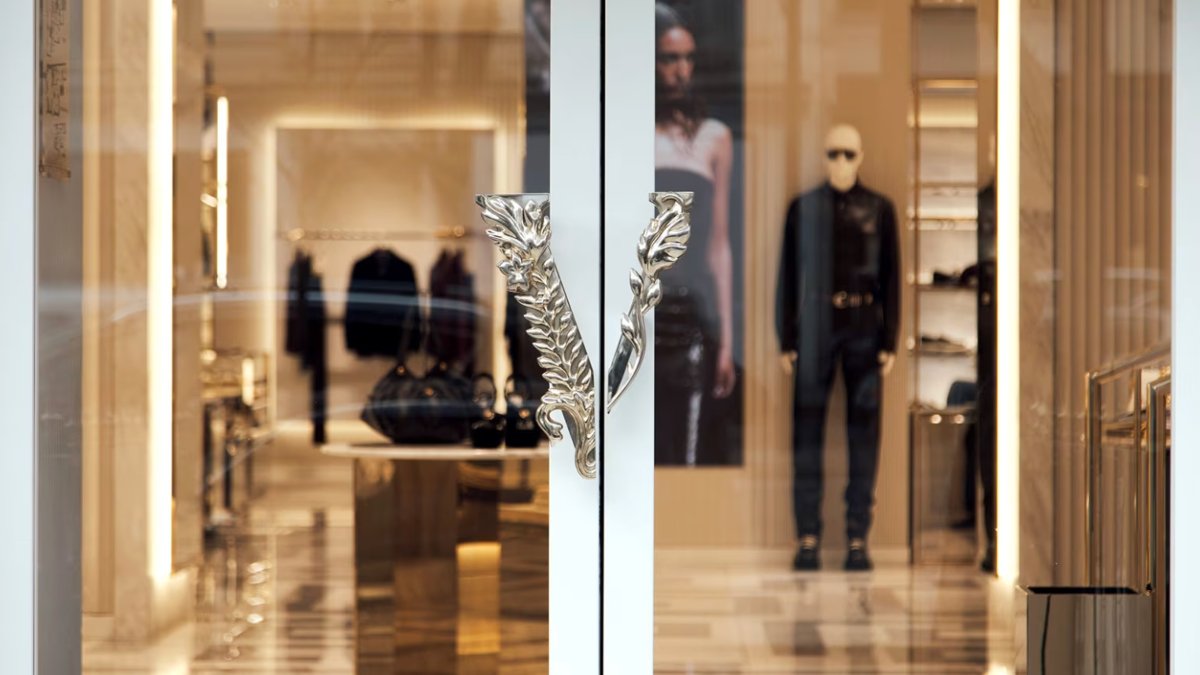 Prada uzun uğraşlardan sonra Versace’yi satın alıyor