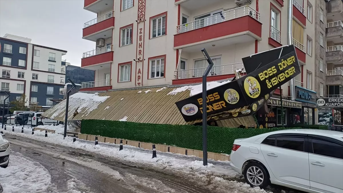 Batman’da Kar Yağışı Sundurmayı Çöktürdü