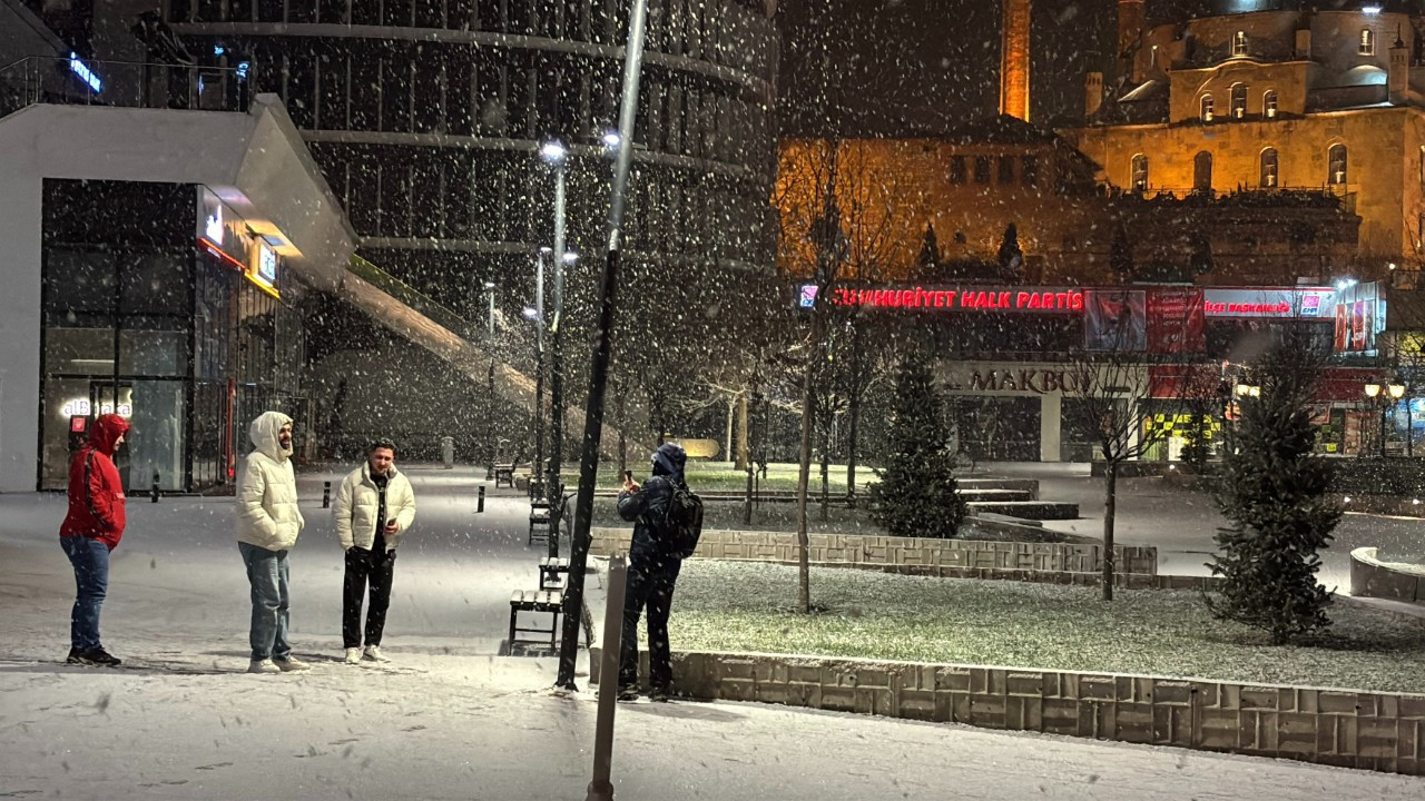 Bolu ve Bolu Dağı yolunda yoğun kar! Karla mücadele çalışması başlatıldı