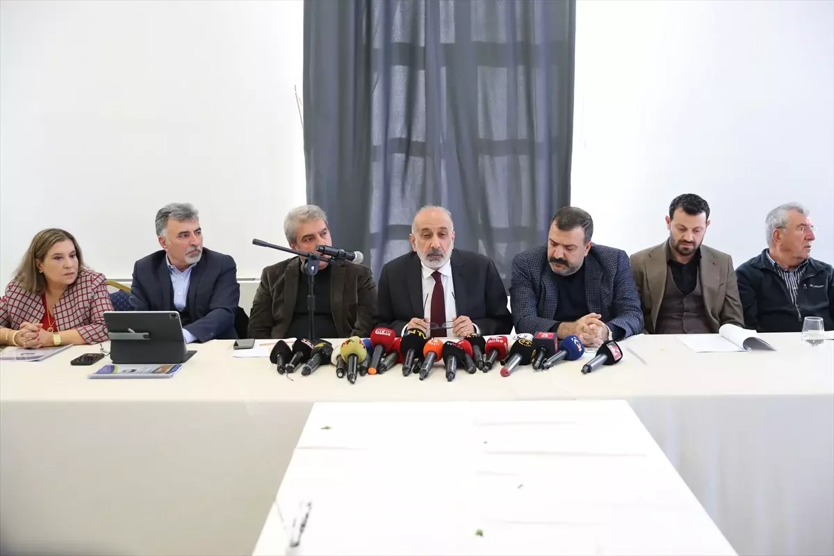 Gazetecilere Kutlama ve Ekonomi Vurguları