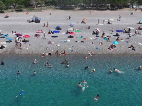 Sıcaklık ve nem bunalttı: Soluğu Akdeniz’in serin sularında aldılar